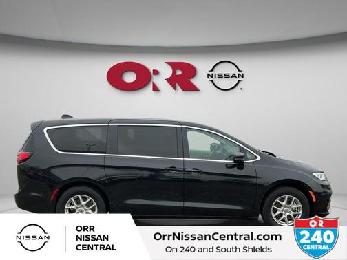 Brilliant Black Crystal Pearlcoat 2023 Chrysler Pacifica Touring-L