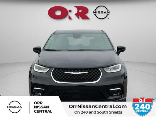 Brilliant Black Crystal Pearlcoat 2023 Chrysler Pacifica Touring-L