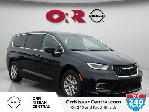 Brilliant Black Crystal Pearlcoat 2023 Chrysler Pacifica Touring-L
