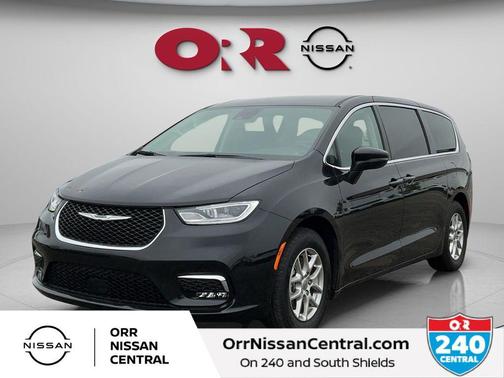 Brilliant Black Crystal Pearlcoat 2023 Chrysler Pacifica Touring-L