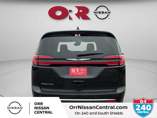 Brilliant Black Crystal Pearlcoat 2023 Chrysler Pacifica Touring-L