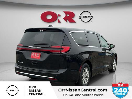 Brilliant Black Crystal Pearlcoat 2023 Chrysler Pacifica Touring-L