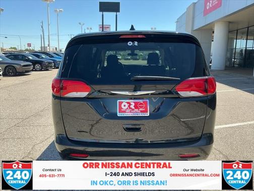 2022 Chrysler Voyager LX