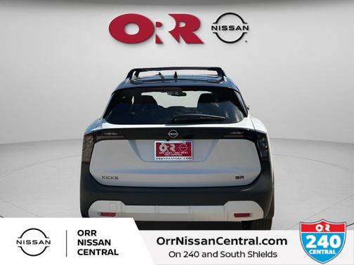 2t Wht Blk Roof 2026 Nissan Kicks SR