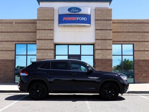 Deep Black Pearl Effect 2022 Volkswagen Atlas Cross Sport 3.6 V6 SE W/ TECHNOLOGY