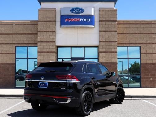 Deep Black Pearl Effect 2022 Volkswagen Atlas Cross Sport 3.6 V6 SE W/ TECHNOLOGY