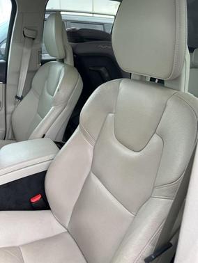 2018 Volvo XC90 T6 Momentum