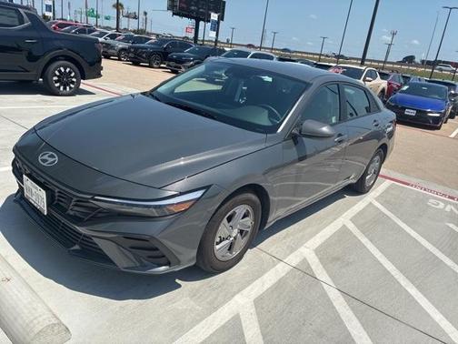 2025 Hyundai ELANTRA SE