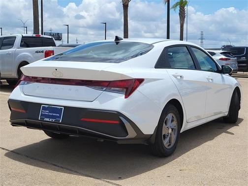 2025 Hyundai ELANTRA SE