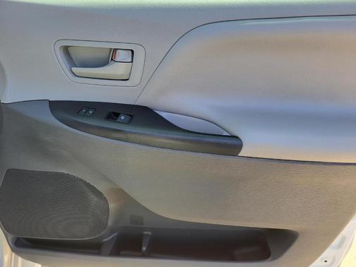 Super White 2020 Toyota Sienna L