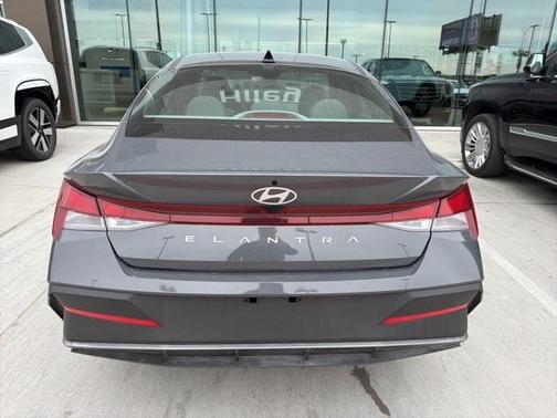 2025 Hyundai ELANTRA SE