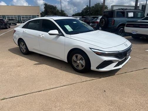 2025 Hyundai ELANTRA SE