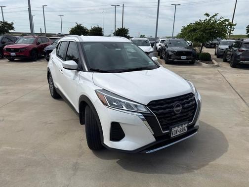 Aspen White 2024 Nissan Kicks SV