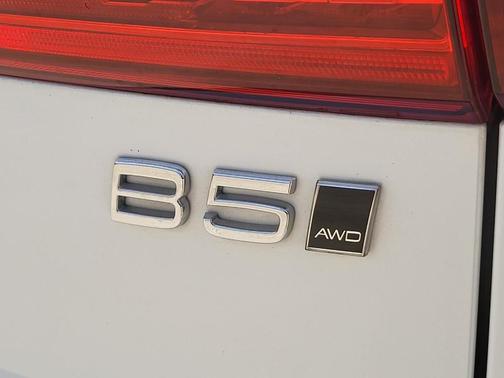 Crystal White 2024 Volvo XC60 B5 Core