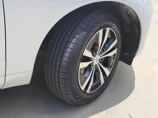 Crystal White 2024 Volvo XC60 B5 Core