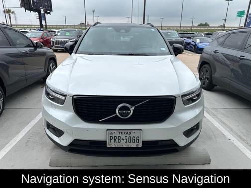 Crystal White Metallic 2021 Volvo XC40 T5 R-Design