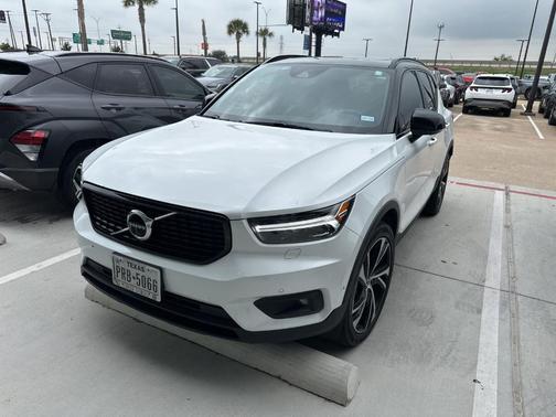 Crystal White Metallic 2021 Volvo XC40 T5 R-Design