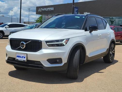Crystal White Metallic 2021 Volvo XC40 T5 R-Design