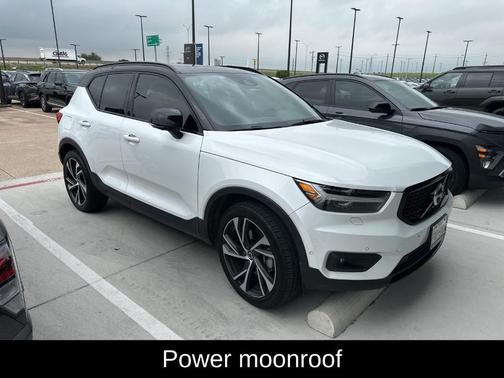 Crystal White Metallic 2021 Volvo XC40 T5 R-Design