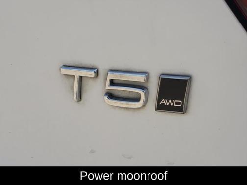 Crystal White Metallic 2021 Volvo XC40 T5 R-Design