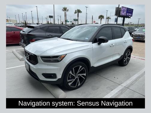 Crystal White Metallic 2021 Volvo XC40 T5 R-Design