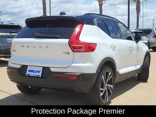 Crystal White Metallic 2021 Volvo XC40 T5 R-Design