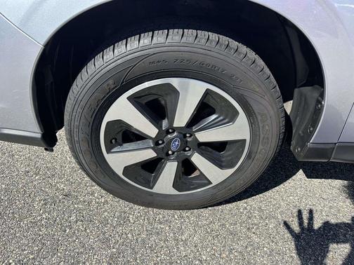 Ice Silver Metallic 2018 Subaru Forester 2.5i