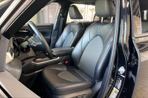 Midnight Black Metallic 2025 Toyota Highlander XSE