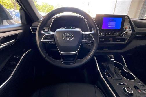 Midnight Black Metallic 2025 Toyota Highlander XSE