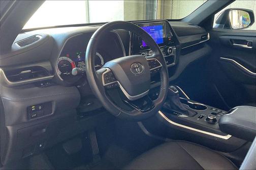 Midnight Black Metallic 2025 Toyota Highlander XSE