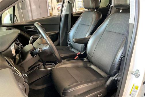 Summit White 2022 Chevrolet Trax LT