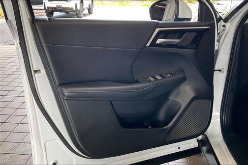 White Diamond 2024 Mitsubishi Outlander SE