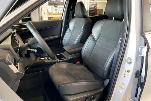 White Diamond 2024 Mitsubishi Outlander SE