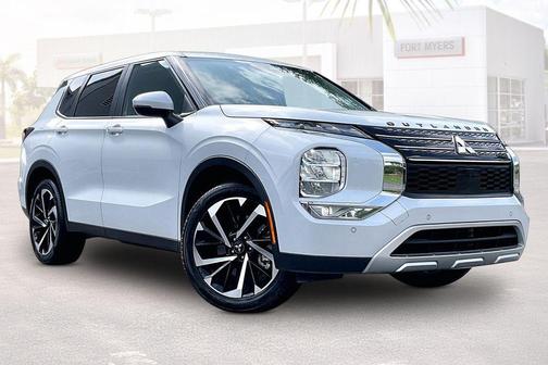 White Diamond 2024 Mitsubishi Outlander SE