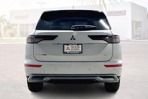 White Diamond 2026 Mitsubishi Outlander SE 1.5T 2WD