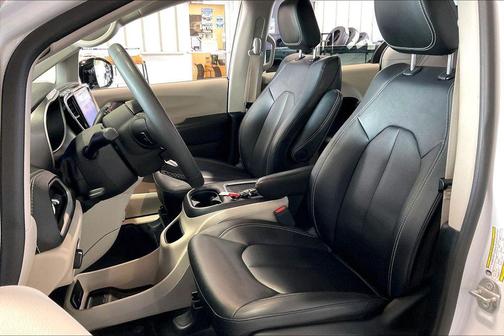Bright White Clearcoat 2024 Chrysler Pacifica Hybrid Select