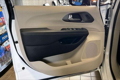 Bright White Clearcoat 2024 Chrysler Pacifica Hybrid Select