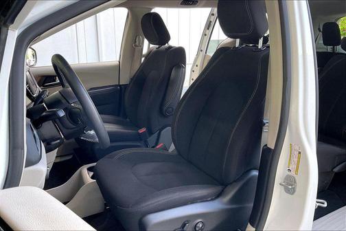 Bright White Clearcoat 2023 Chrysler Voyager LX