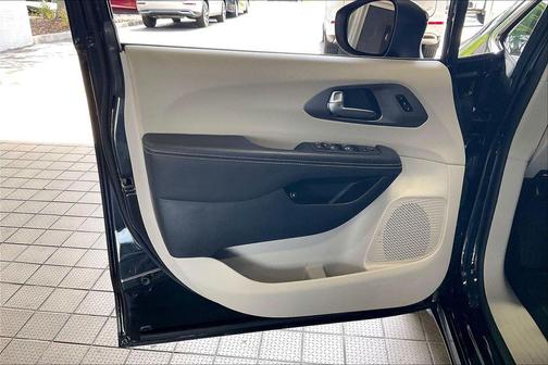 Brilliant Black Crystal Pearlcoat 2023 Chrysler Pacifica Hybrid Touring L