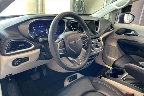 Brilliant Black Crystal Pearlcoat 2023 Chrysler Pacifica Hybrid Touring L