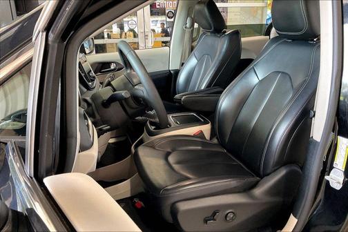 Brilliant Black Crystal Pearlcoat 2023 Chrysler Pacifica Hybrid Touring L