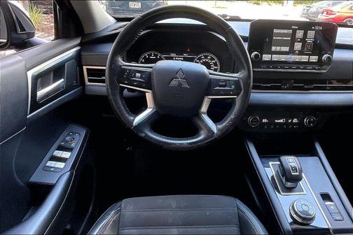 Labrador Black Pearl 2022 Mitsubishi Outlander SE