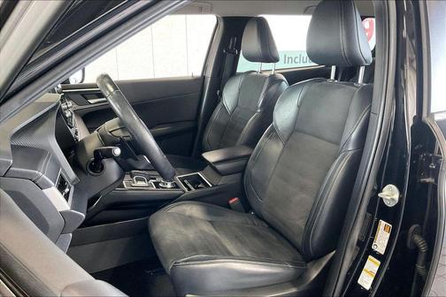 Labrador Black Pearl 2022 Mitsubishi Outlander SE