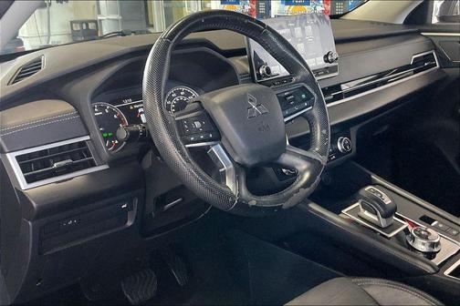 Labrador Black Pearl 2022 Mitsubishi Outlander SE