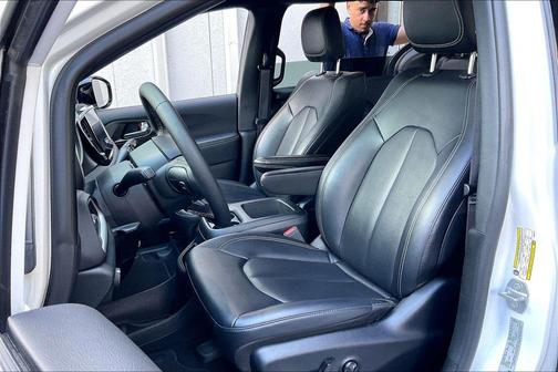 Bright White Clearcoat 2025 Chrysler Pacifica L
