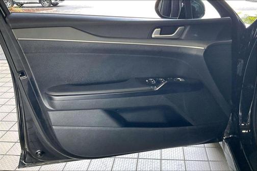 Aurora Black Pearl 2025 Kia K5 LXS