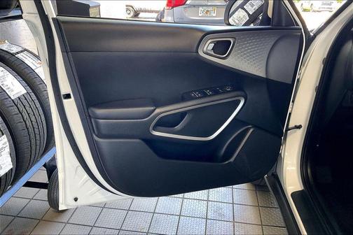 Snow White Pearl 2025 Kia Soul LX