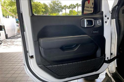 Bright White Clearcoat 2023 Jeep Wrangler Rubicon