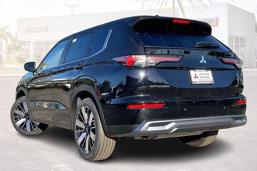 Labrador Black Pearl 2026 Mitsubishi Outlander SE S-AWC
