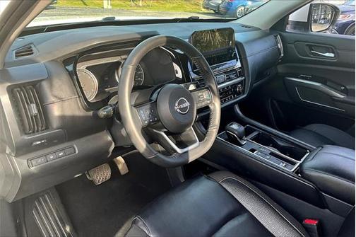 2022 Nissan Pathfinder SL 2WD